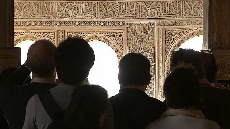 Crónicas - La Alhambra - Turistas en el Oratorio del Mexuar