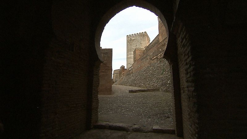 Crónicas - La Alhambra - Entrada a La Alhambra por la Puerta de las Armas