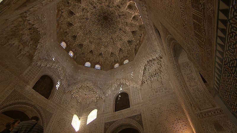 Crónicas - La Alhambra - La cúpula de la Sala de Dos Hermanas