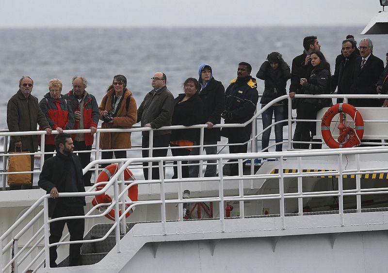 Familiares de las víctimas visitan los restos del naufragio en un ferry un año después