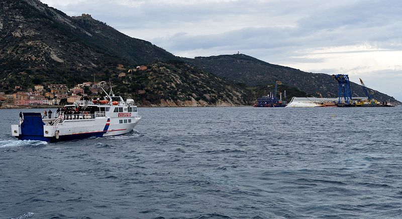 El Costa Concordia sigue encallado en la isla de Giglio un año después