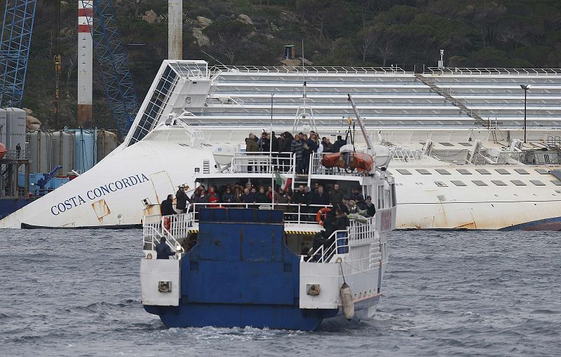 Familiares de las vícitmas del Costa Concordia se acercan en ferry al buque encallado para homenajear a los fallecidos un año después