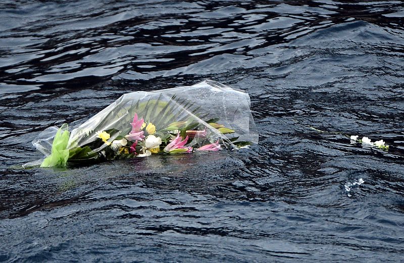 Flores en memoria de las víctimas del naufragio del Costa Concordia