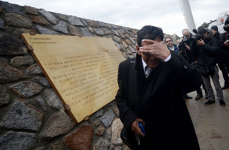 Inauguran una placa homenaje con el nombre de las víctimas del Costa Concordia