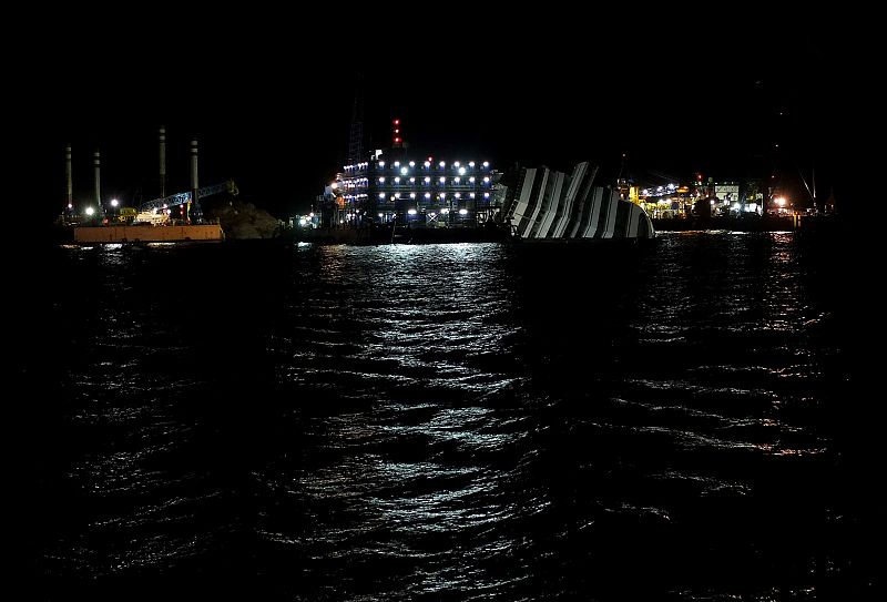 El Costa Concordia sigue encallado en la isla de Giglio un año después