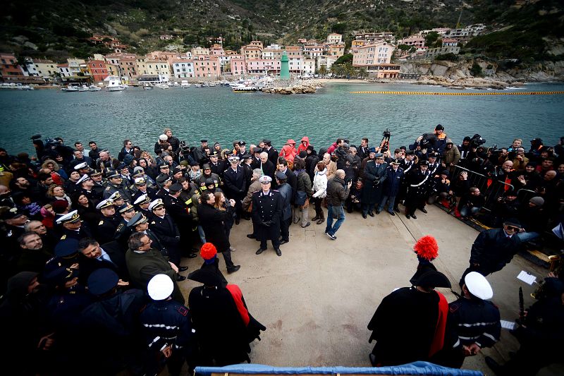 Inauguran una placa conmemorativa con los nombres de las víctimas del Costa Concordia