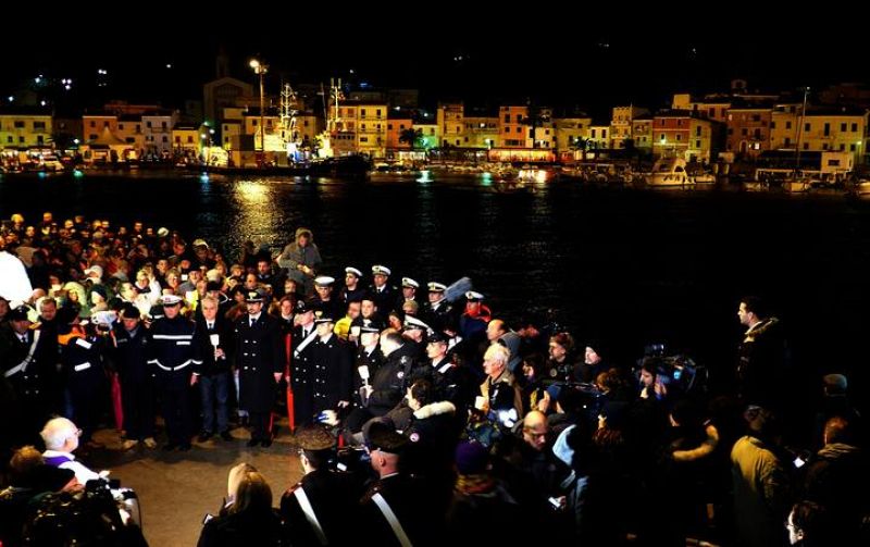 Residentes y familiares homenajean en Giglio a las vícitmas del Costa Concordia