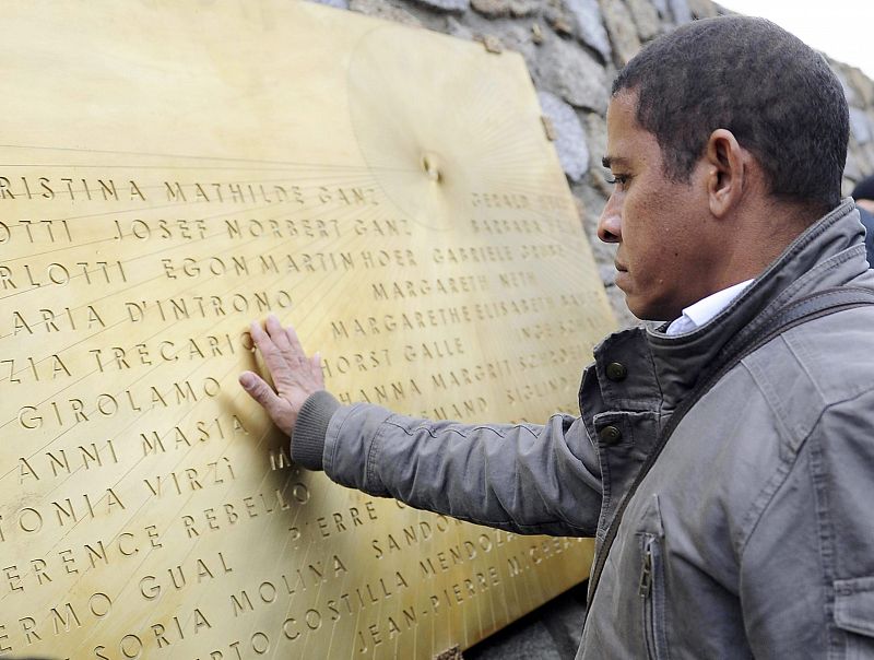 Inauguran una placa homenaje con el nombre de las víctimas del Costa Concordia