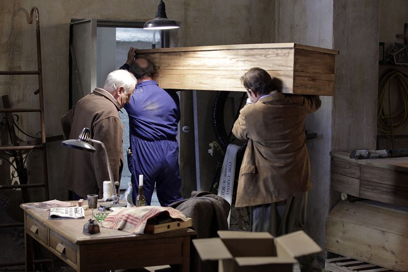 Mientras tanto, Miguel y Curro reutilizan la vieja Minerva para imprimir panfletos en contra del golpe de Estado y en defensa de la democracia.