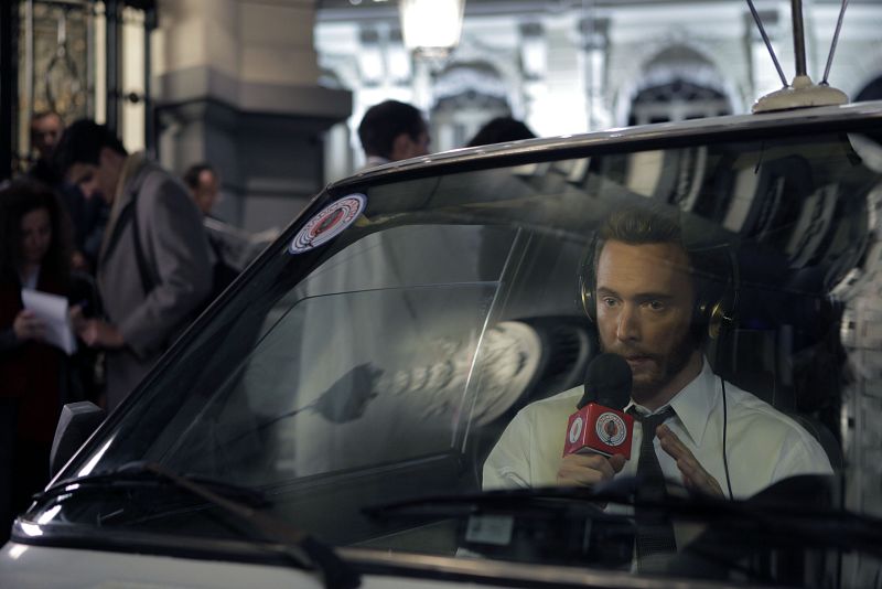 Después de pasar varias horas encerrado en el Congreso de los Diputados, Toni consigue salir a la calle