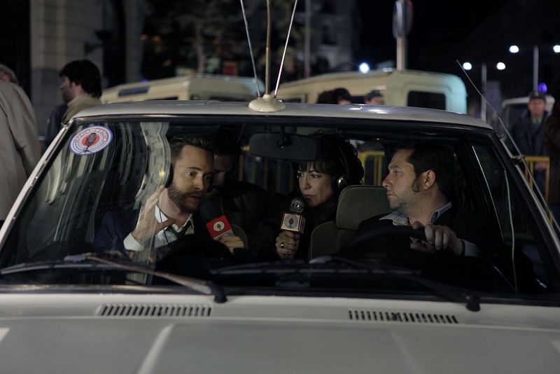 Antes de contactar con su familia, Toni se ve obligado a contar para Radio Centro todo lo que ha vivido desde el interior del hemiciclo.