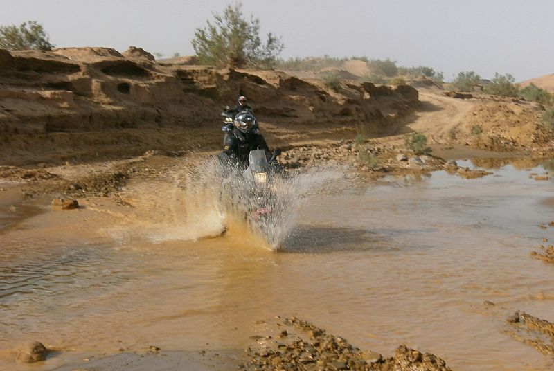 cruzando un rio salado al sur de marruecos