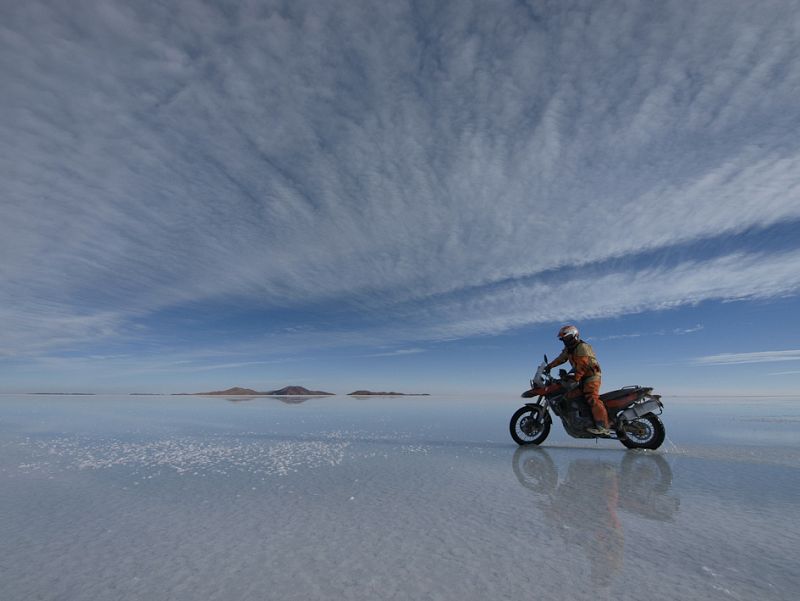 En moto sobre le salar de Uyuni, Bolivia