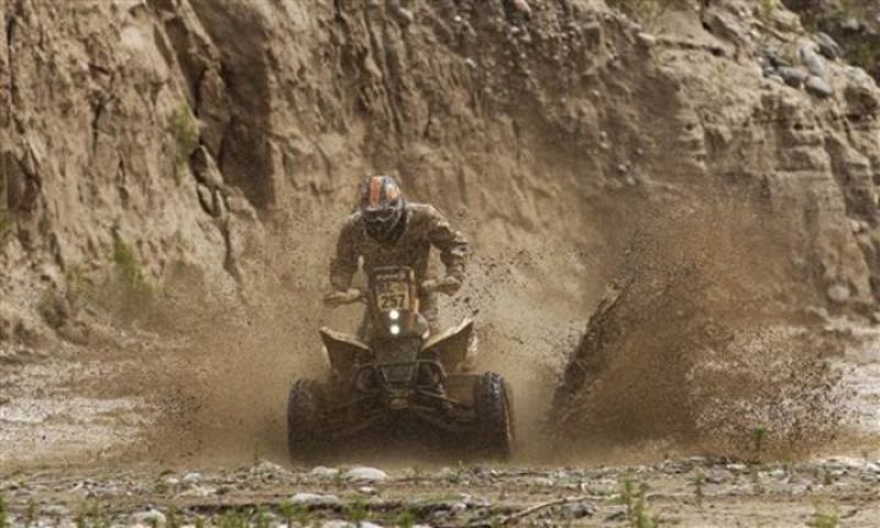 lucha entre un piloto ante el dakar