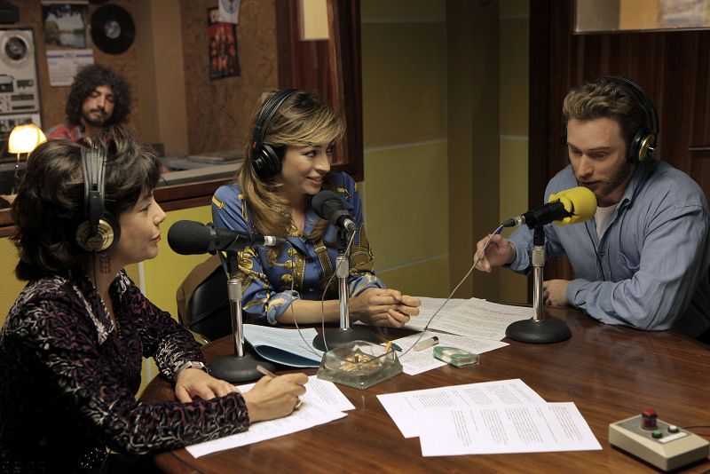 Toni comenta en su programa de radio como fue el encuentro con Tejero, pero en el momento en el que el técnico reproduce la cinta de su grabadora... se oye a Antonio Alcántara hablando de que ha recuperado el dinero del banco de Granada.