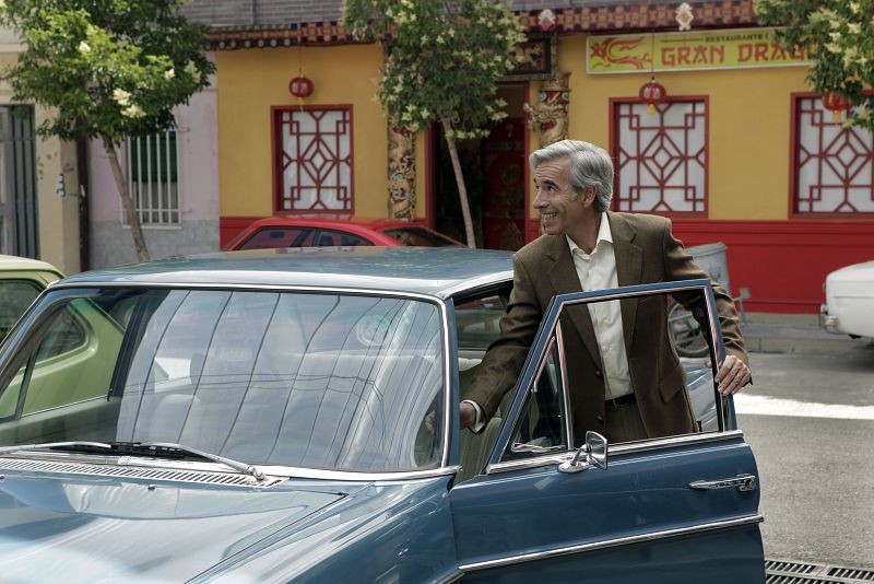 Como Antonio, que consigue que le devuelvan el dinero del banco de Granada y, lo primero que hace, es recuperar su Mercedes.