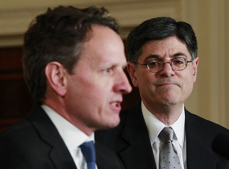 El nuevo secretario del Tesoro, Jack Lew, mira a su antecesor en el cargo, Timothy Geithner