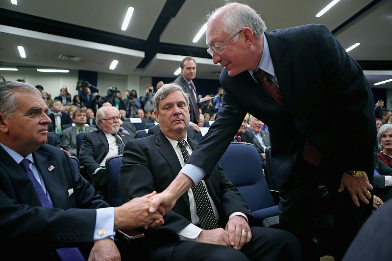 Salazar estrecha la mano del secretario de Transporte, Ray LaHood (a la izquierda), ante la mirada del secretario de Agricultura, Tom Vilsack. Ambos repiten al inicio de este segundo mandato.