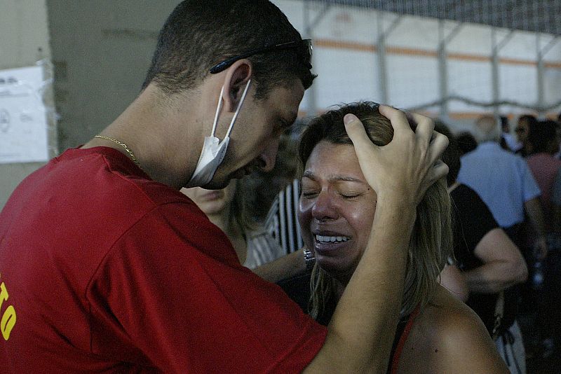 FAMILIARES IDENTIFICAN LOS CUERPOS DE LAS VÍCTIMAS TRAS INCENDIO EN DISCOTECA EN BRASIL