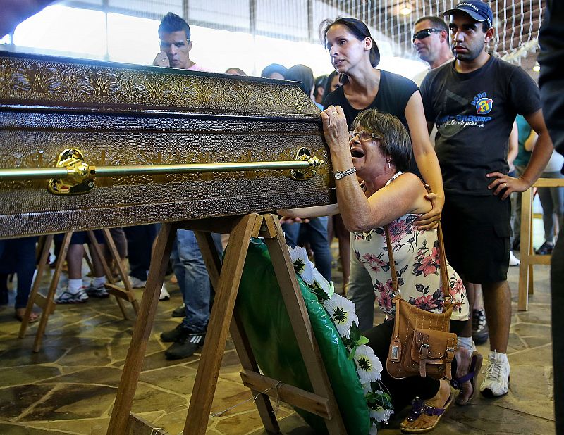 Los familiares han velado a sus muertos entre el llanto desgarrador y el silencio.