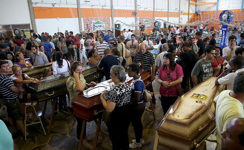 Los vecinos de la localidad brasileña de Santa María se han volcado en arropar a los familiares y amigos de las víctimas.