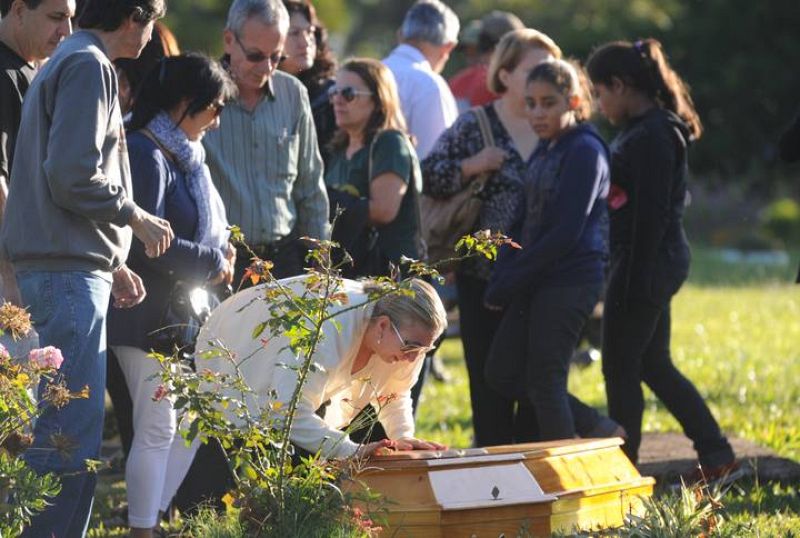  Livia Oliveria se despide por última vez de su hijo Heitor, una de las víctimas del incendio en la discoteca Kiss. 