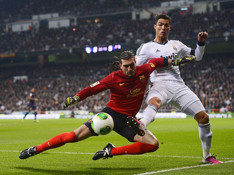 Cristiano Ronaldo (D), junto al guardameta azulgrana José Manuel Pinto.