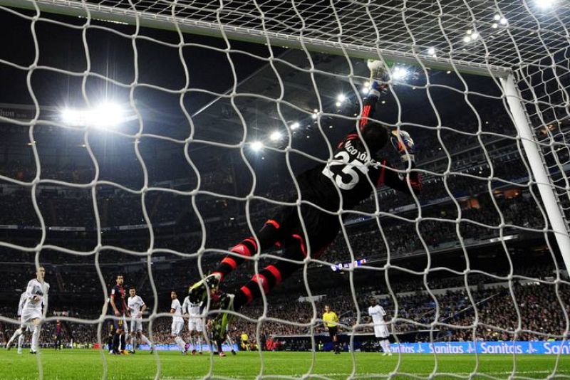 El zapatazo de Xavi Hernández se estrella en el larguero.