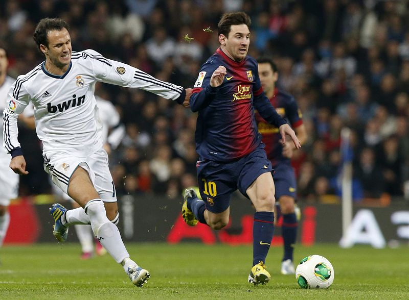 Lionel Messi (d) conduce el balón perseguido por el defensa portugués del Real Madrid Ricardo Carvalho.