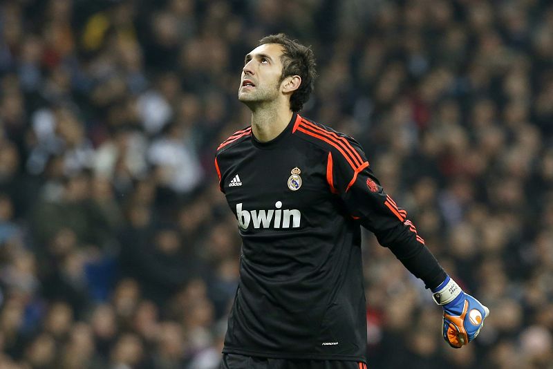 El portero del Real Madrid Diego López, tras encajar el primer gol ante el Barcelona.