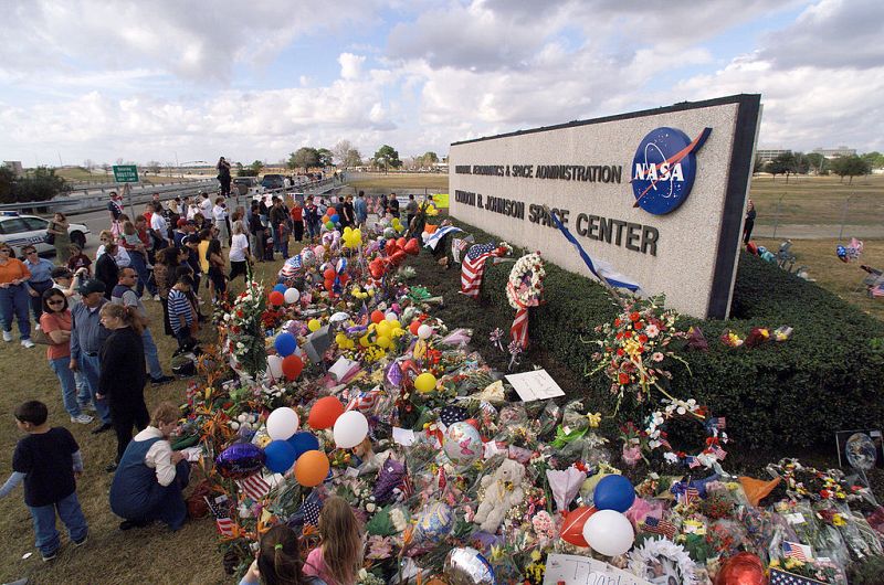 Memorial improvisado a la entrada del Centro Espacial Johnson, donde se entrenaban las tripulaciones de los transbordadores espaciales