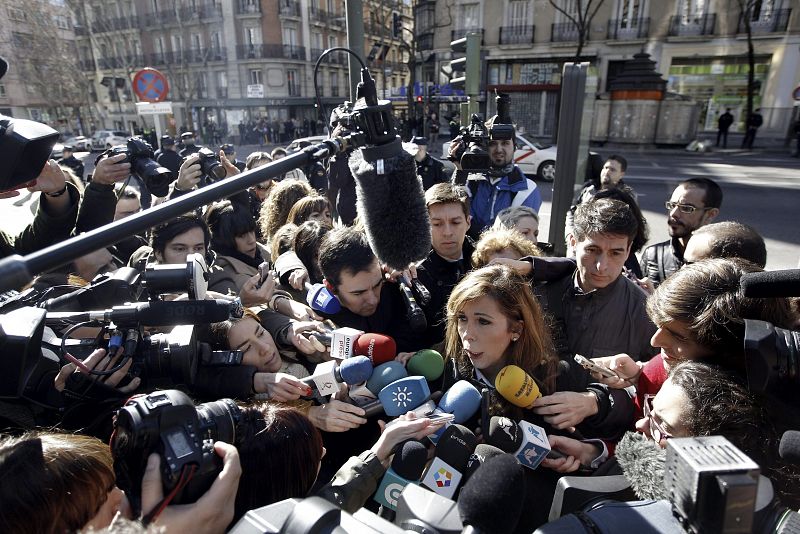 La presidenta del PP catalán, Alicia Sánchez-Camacho, responde a los periodistas a su llegada a Génova