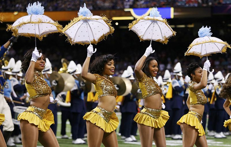 Las cheerleaders de los Baltimore Ravens actuan antes del partido .