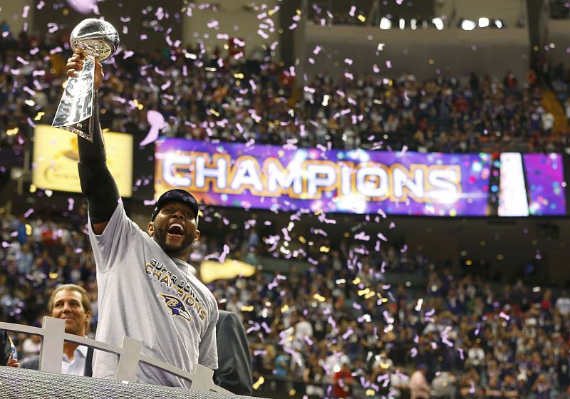 Ray Lewis de los Baltimore Ravens recibe el trofeo como ganador de la Super Bowl XLVII