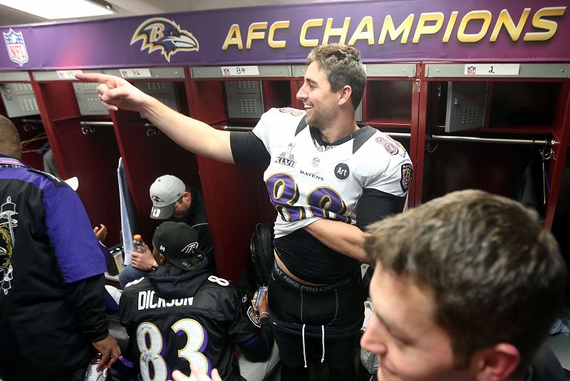 Dennis Pitta #88 de los Baltimore Ravens celebra la victoria de la Super Bowl XLVII  en el vestuario