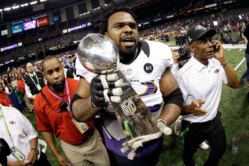 Bobbie Williams #63 de los Baltimore Ravens sostiene el trofeo Vince Lombardi de la Super Bowl XLVII