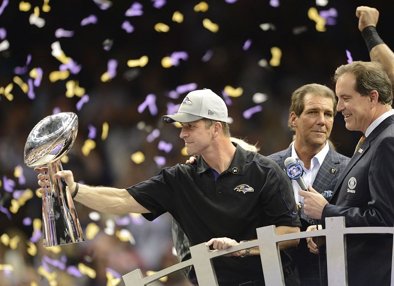 John Harbaugh, entrenador de los Baltimore Ravens, con el trofeo que le acredita ganador de la Super Bowl XLVII