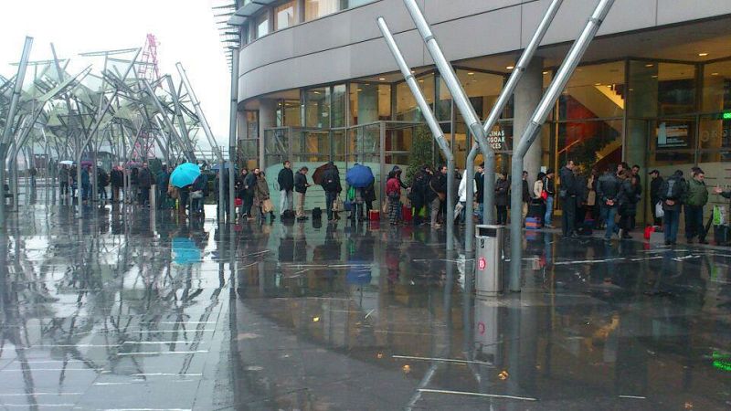 Foto de las personas que esperaban para participar en el casting.