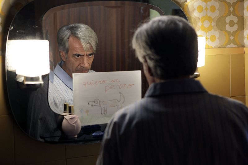 Antonio se topa con un mensaje de María sobre el espejo... la pequeña de la familia quiere un perro.