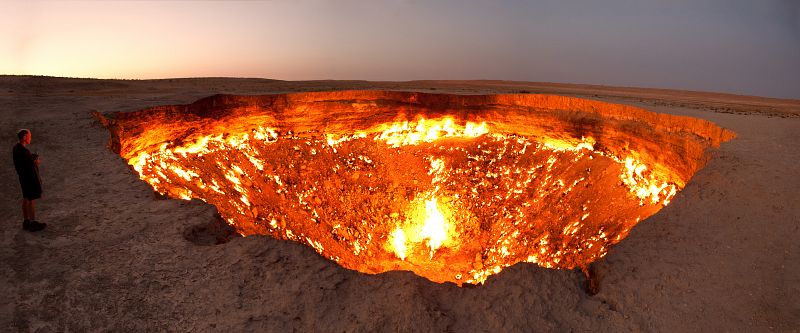 Un campo de gas natural ardiendo en Derweze, Turkmenistán.