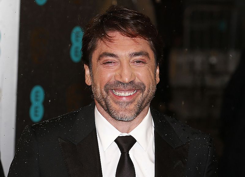 Javier Bardem posa a su llegada a la entrega de los Bafta.