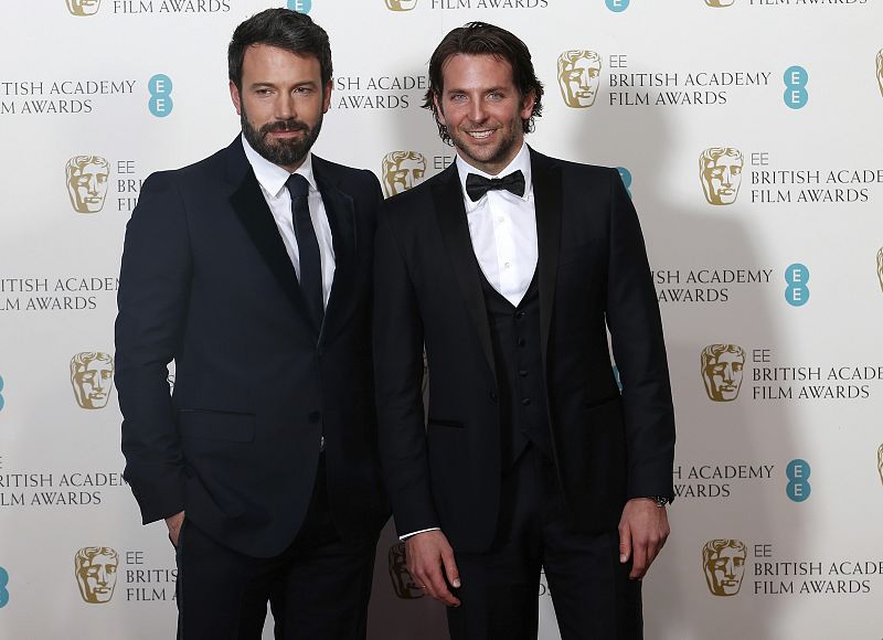 Ben Affleck y Bradley Cooper posan para los fotógrafos en Londres.