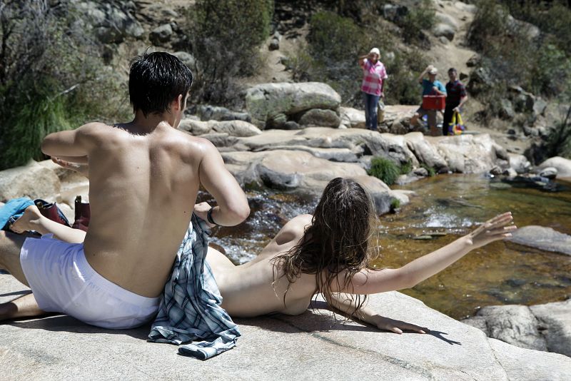 Eso sí, unos senderistas les llaman la ateción; en la España de 1981, hacer nudismo en la sierra madrileña no estaba muy bien visto.