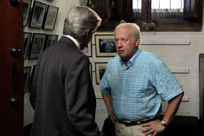 Pero todo el negocio con el empresario Michael está a punto de irse al traste por culpa de Miguel, que desde que le ha dejado Paquita está irascible, insolente y con una ansiedad que no le deja parar de comer.