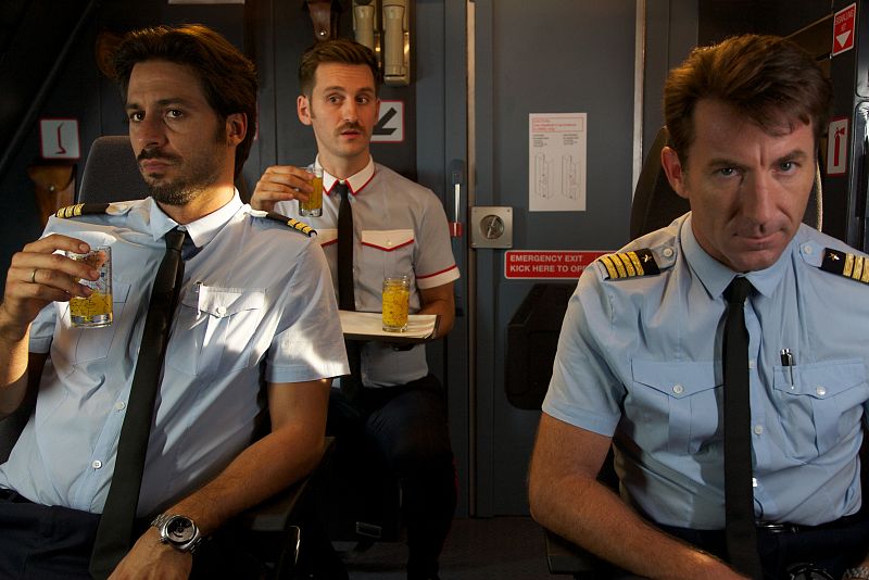 Hugo Silva, Raúl Arévalo y Antonio de la Torre en una escena de 'Los amantes pasajeros', de Pedro Almodóvar