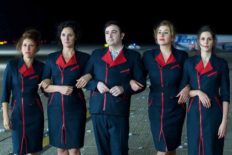 Carlos Areces en una escena de 'Los amantes pasajeros', de Pedro Almodóvar