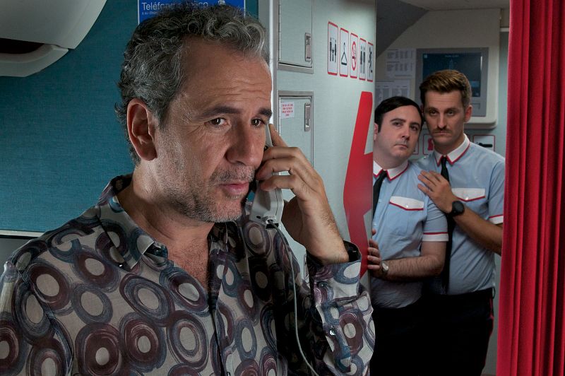 Guillermo Toledo, Carlos Areces y Raúl Arévalo en una escena de 'Los amantes pasajeros', de Pedro Almodóvar