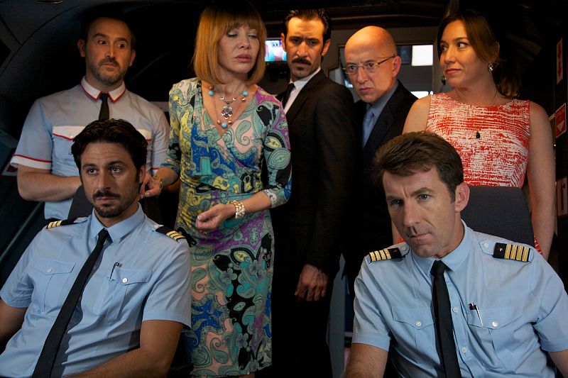 Los principales protagonistas de 'Los amantes pasajeros' en una escena de la película