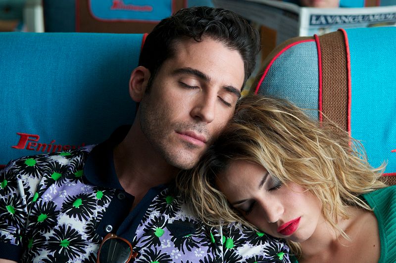 Miguel Ángel Silvestre y Laya Martí en una escena de 'Los amantes pasajeros', de Pedro Almodóvar