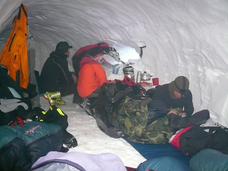 El equipo se acomoda en el interior de la cueva
